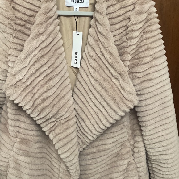 NWT BB Dakota Faux Fur Beige Jacket. - Picture 3 of 7